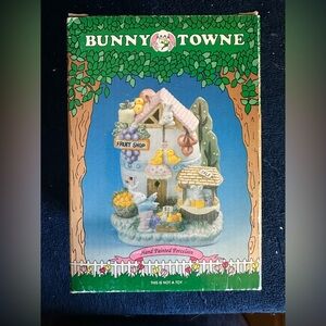 EASTER VILLAGE Bunny Towne “Fruit Shop” Lighted Egg House Easter Bunny Shop NIB